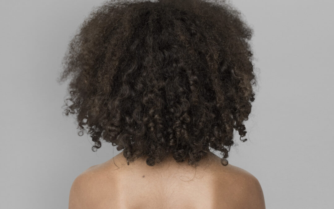 Pourquoi les cheveux crépus ont-ils besoin d’une hydratation intense ?