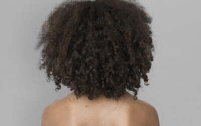 Pourquoi les cheveux crépus ont-ils besoin d’une hydratation intense ?